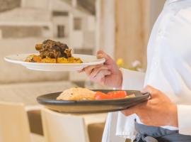 Hotel Jeni & Restaurant，位于埃斯&middot;梅卡达尔的带热水浴缸的酒店