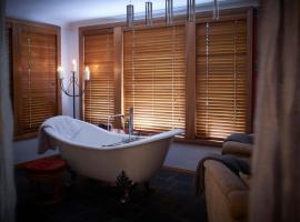 Tomah Retreat - Studio CHILL with fireplace and clawfoot bath，位于Mount Tomah的酒店