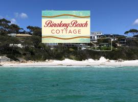 BINALONG BEACH COTTAGE Beachfront at Bay of Fires Next to Restaurant，位于比那隆湾的带停车场的酒店