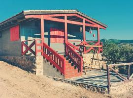 Charming house in Cañamero with pool and mountain view，位于Cañamero的酒店