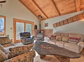 Remote Cabin with Fire Pit 3 Miles to Stowe Mtn!，位于斯托的酒店