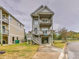 Home with Deck in Corolla Light Walk to Beach!，位于科罗拉的酒店