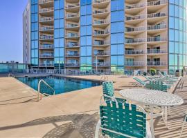 Sunny Beachfront Biloxi Condo with Resort Amenities!，位于比洛克西密西西比海岸竞技场和会议中心附近的酒店