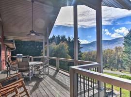 Blue Ridge Cabin on 6 Acres Hot Tub and Mtn Views!，位于Swannanoa的酒店