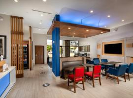 Holiday Inn Express & Suites Chatsworth by IHG，位于查茨沃斯的酒店