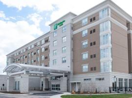 假日酒店及套房 - 法明顿山 - 底特律西北，位于法明顿希尔斯的酒店