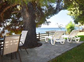 Barlee Beach Front House, Metamorfosi，位于梅塔诺佛希斯的酒店