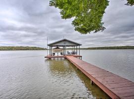 Private Dock and Fire Pit Cedar Creek Lake Home，位于Eustace的酒店
