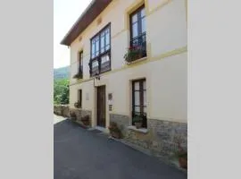 Casa del Cuetu. Traditional village house in Asturias