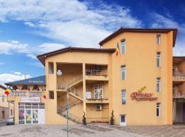 Hotel Rivaly，位于肯佩尼的酒店