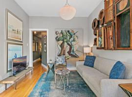 Stylish 2BR Pad with Up-to-date Comforts - Halsted rep，位于芝加哥的酒店