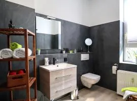 NEU Zentral nur 5min bis zur Innenstadt - 2Schlafzimmer, Smart TV, Badewanne, Innenhoflage