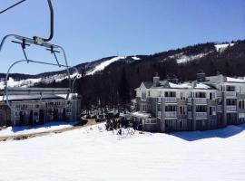 Condo loft ski in - ski out à Stoneham，位于斯托纳姆瓦尔卡蒂亚乡村度假酒店附近的酒店