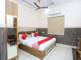 OYO 42684 Hotel Neeraj Palace，位于德拉敦的酒店
