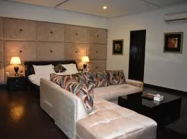 Safari Club 1
