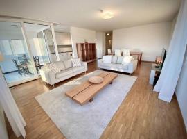 Your bright and spacious apartment by the lake，位于洛桑International Olympic Commitee headquarters附近的酒店