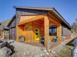 Fireplace and Deck Modern Cabin in Grand Lake!，位于格兰德莱克的海滩酒店