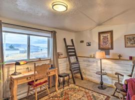 Flathead Lake-View Studio 38 Mi to Blacktail，位于Big Arm的酒店