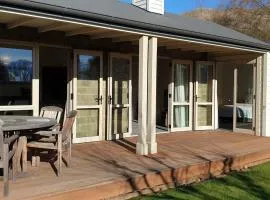 HYLA25 - Meadowstone Executive Villa Close to Lake Wanaka