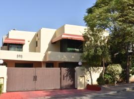 Safari Club 2 Bahria Town，位于拉瓦尔品第的酒店