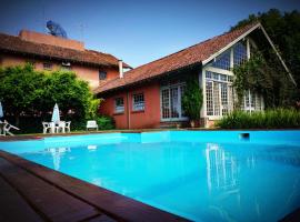 波尔萨达卡萨罗萨酒店，位于卡内拉的带泳池的酒店
