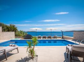 Villa Carisma island Vis，位于维斯的带按摩浴缸的酒店