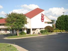 Red Roof Inn Greensboro Airport，位于格林斯伯勒的酒店