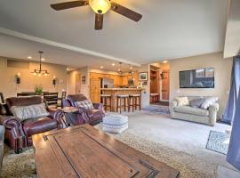 Snowcreek Resort Condo with Deck at Mammoth Mountain，位于马姆莫斯湖的公寓