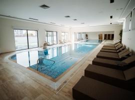 Hotel Barcode Wellness & Spa，位于松博尔的酒店