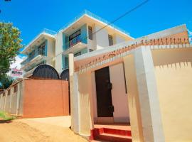 Kitano Tours and Safaris - KILIMANJARO WHITE HOUSE HOTEL - Tanzania Serengeti safari & Mount Kilimanjaro Climbing in Moshi，位于莫希的酒店
