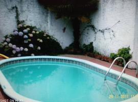 Casa Atlantida con Piscina, 1 cuadra playa mansa, 2 dormitorios，位于亚特兰蒂斯达的别墅