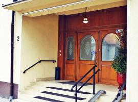 佐扎酒店，位于纳梅斯武夫的带停车场的酒店