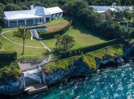 Sound Winds private oceanfront estate with private tennis court & swim dock Property overview，位于Harrington Hundreds的度假屋