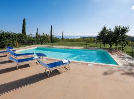 5 bedrooms villa with sea view private pool and furnished garden at Cupra Marittima，位于滨海库普拉的酒店