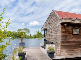 Aangenaam op de Rijn, woonboot, inclusief privé sauna，位于莱茵河畔阿尔芬的船屋