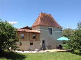 17th C French Pigeonaire - magical romantic couples retreat，位于Palluaud的酒店