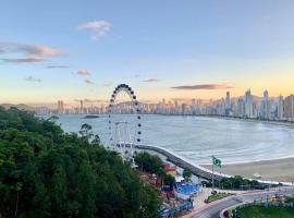 Lindo Apto no Terraços da Rainha，位于巴拉奈里奥-坎布里乌Buraco Beach附近的酒店