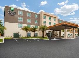 Holiday Inn Express & Suites - Deland South, an IHG Hotel，位于德兰斯贝克马丁球场附近的酒店