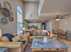 Cloudcroft Townhome with Deck - 1 Mi to Burro Ave!，位于克劳德克罗夫特的酒店