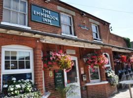 The Emmbrook Inn Hotel，位于沃金厄姆拜尔伍德湖高尔夫俱乐部附近的酒店