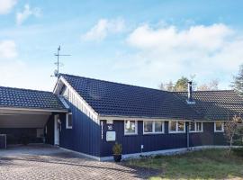 Elegant Holiday Home in Hadsund with Sauna，位于海松的酒店