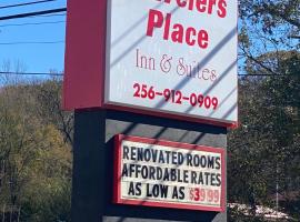 Traveler's Place Inn & Suites，位于斯科茨博罗的酒店