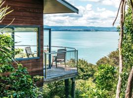 CrossTrees Chalet - Seaview - Waiheke Holiday Unit，位于Te Whau Bay的度假屋