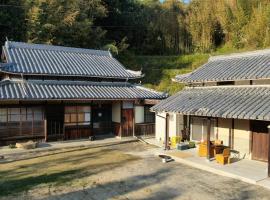 猫と図書館のある宿 草地家 Kusachike，位于南淡路市的酒店