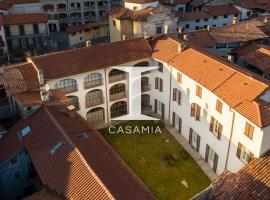 Palazzo Mia by iCasamia，位于Castello Cabiaglio坎波德菲奥里自然公园附近的酒店