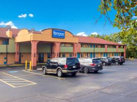 Rodeway Inn & Suites Monroeville-Pittsburgh，位于蒙罗维尔的酒店
