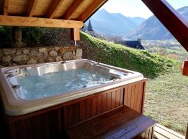 Les GITES DE CAMPARAN - gîte "le GRAND CHALET AVEC SPA ET SAUNA"，位于Camparan的酒店