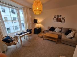 Centrally located, comfortable apartment near Station, Beach and North Laines，位于布莱顿霍夫布莱顿玩具博物馆附近的酒店