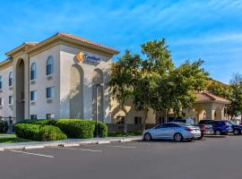 Comfort Inn & Suites Phoenix North - Deer Valley，位于凤凰城鹿谷的酒店