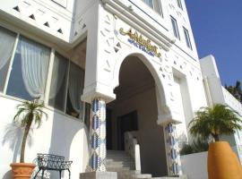 阿拉伯艺术酒店和画廊，位于鸭川市的酒店
